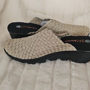 bernie mev. Beige Woven Mules